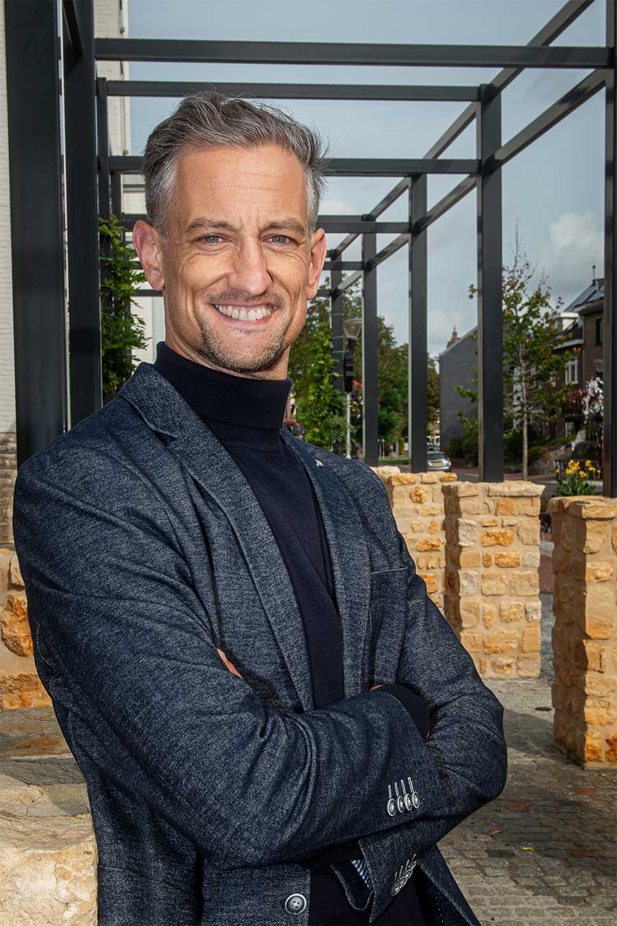 Rob Honings Makelaar & Taxateur Afbeelding van Rob Honings makelaar en taxateur staand met handen over elkaar heen.